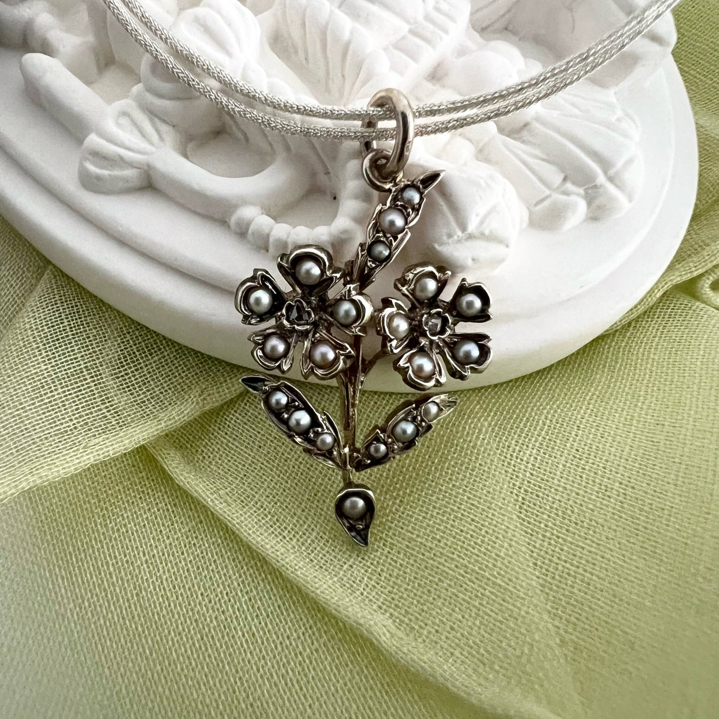 Small bouquet of flowers, vintage silver and gold pendant, pearls and rose-cut diamonds.