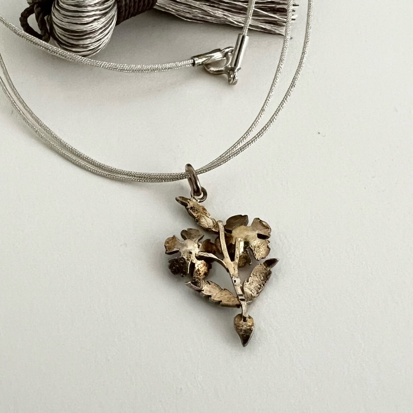 Small bouquet of flowers, antique silver and gold pendant, pearls and rose-cut diamonds - view of the back of the jewel