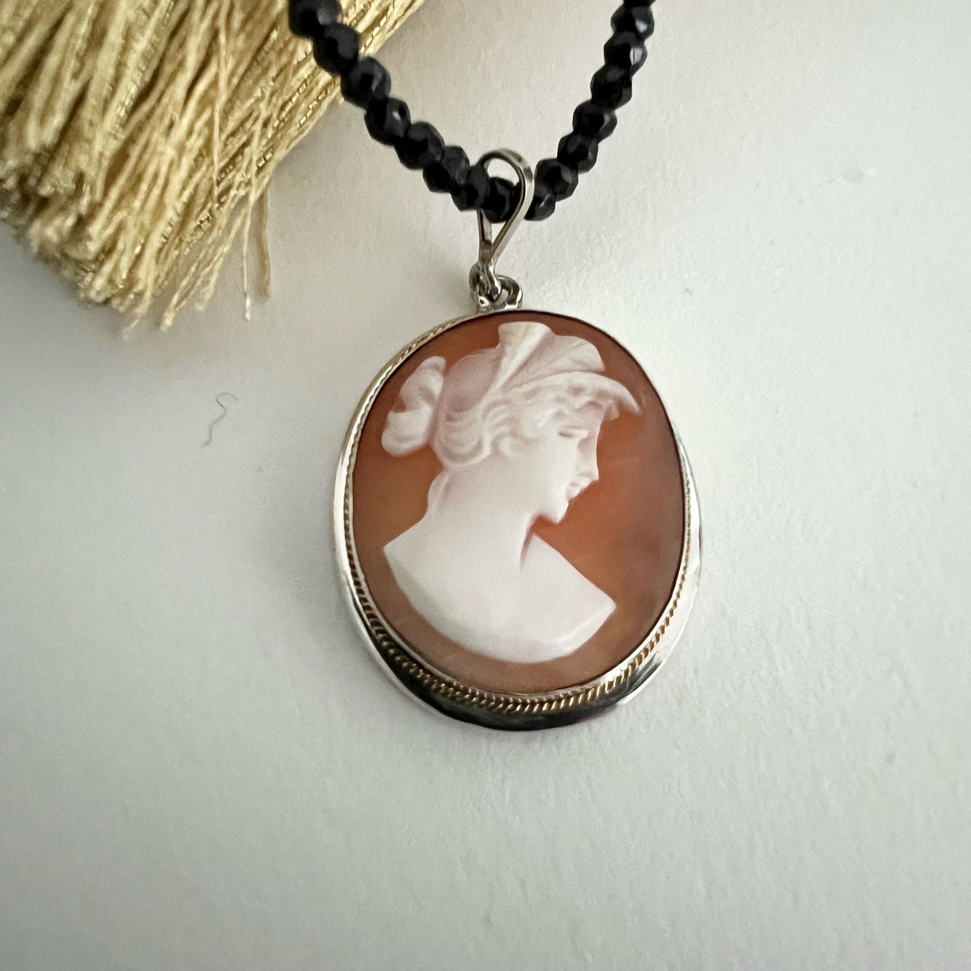 Vintage 1930 shell cameo sterling silver pendant depicting the profil of a woman in a Roman style.